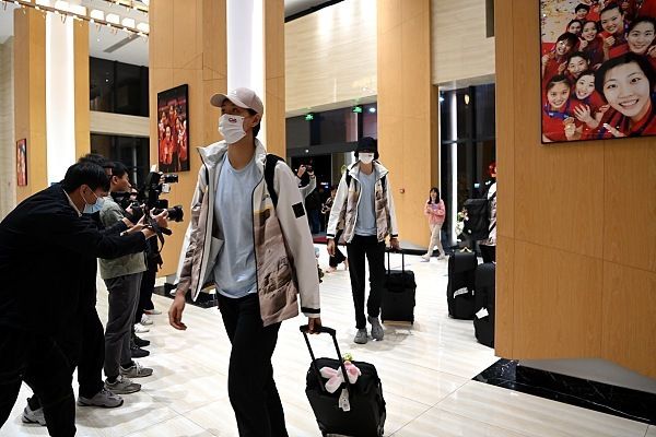 单亲母亲杰西（梅利莎·乔治 饰）和一帮伴侣乘游艇出海游玩，但她总有一种有欠好的工作产生的感受。不久，他们便在海上遭受一场强烈的风暴。游艇翻船，世人落海，几经挣扎他们十分困难爬到游艇残骸上来。合法他们无计可施之时，一艘庞大的游轮向世人徐徐驶来。世人欣喜过看，未加思考便登上这艘名为“艾俄洛斯”的游轮，成果发现这竟是一艘1930年便告掉踪的神秘之船，而船上更是空无一人。